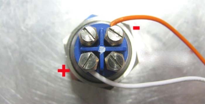 Figure 11 - Connecting wires in screw terminals