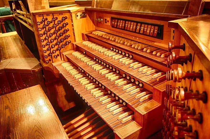 Pipe organ with power push button switch