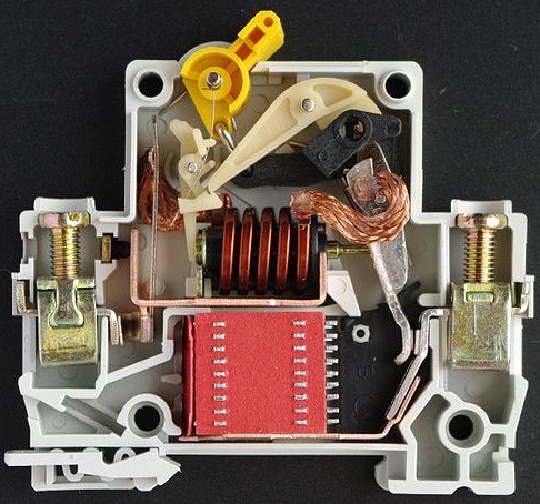 Inside look of 1P DC Circuit Breaker