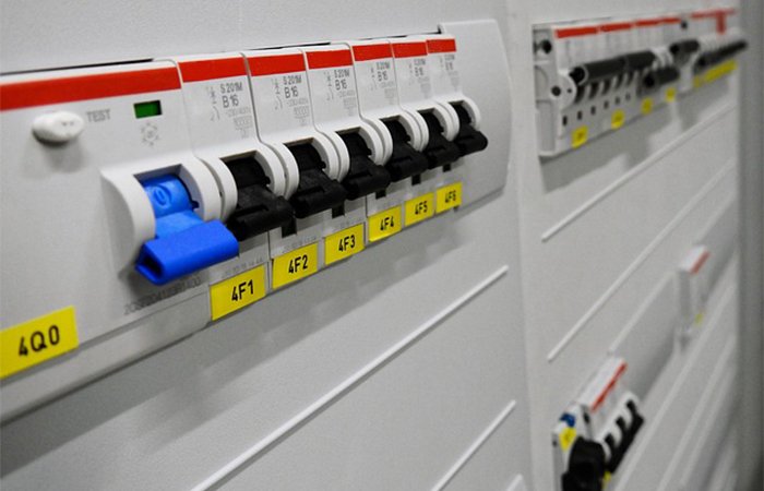 Figure 13: How to Use a Circuit Breaker